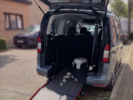 Lariva's grijze bestelwagen met rolstoeltoegankelijke helling, klaar voor vervoersdiensten voor mindervaliden.