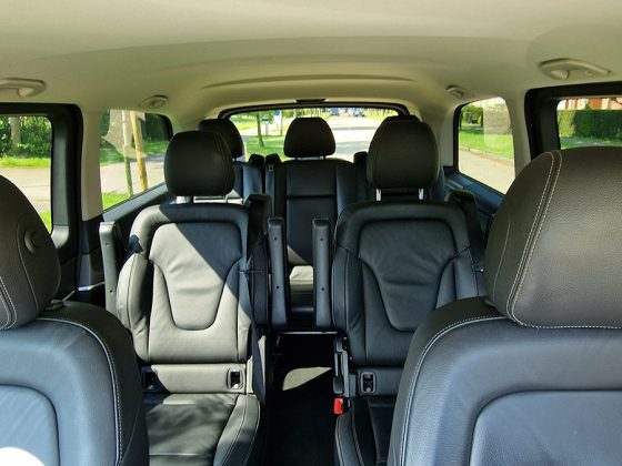 Luxe interieur van Lariva's Mercedes-Benz V-Class, ruimte voor minstens 6 personen